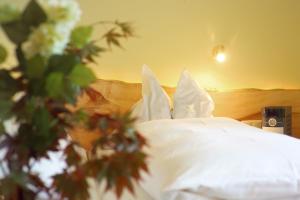 Hotel & Restaurant Ragginger Attersee客房内的一张或多张床位