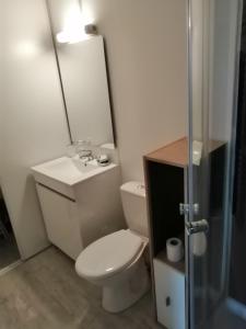 Bilik mandi di STUDIO NOYANT VILLAGES
