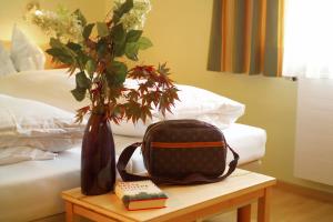 Hotel & Restaurant Ragginger Attersee客房内的一张或多张床位