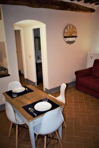 uma mesa de jantar e cadeiras numa sala de estar em Uscio e bottega em Montepulciano