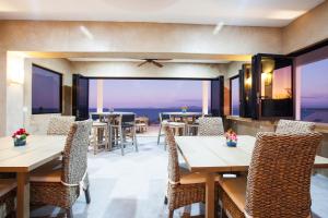 La VentanaHotel Todo Bien的一间设有桌椅的海景餐厅