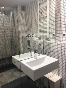 a bathroom with a white sink and a shower at Apartament z prywatnym tarasem na dachu Ogień 8 Jurata in Jurata