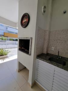 sala de estar con chimenea y fregadero en Apartamentos próximo à praia, en Bombinhas