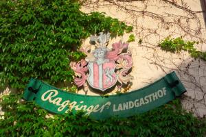 Hotel & Restaurant Ragginger Attersee外面的花园