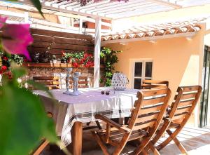 una mesa y sillas en un patio en thomais house corfu, en Corfú