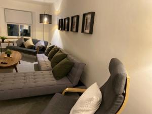 uma sala de estar com sofás e uma mesa em Spacious City Centre Property em Lancaster