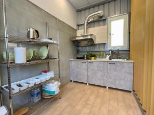 Una cocina o kitchenette en 高雄好日子914包棟KTv民宿
