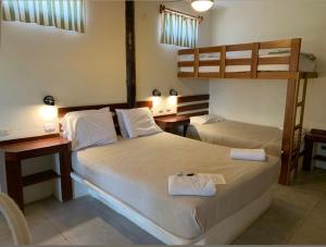 マンコラにあるHospedaje La Quebradaのベッドルーム1室(ベッド2台、ロフトベッド2台付)