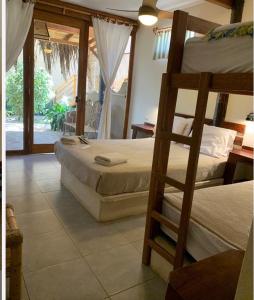 マンコラにあるHospedaje La Quebradaのベッドルーム1室(二段ベッド2組付)、バルコニーが備わります。