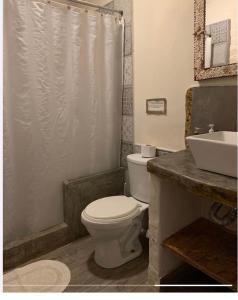 マンコラにあるHospedaje La Quebradaのバスルーム(白いトイレ、シンク付)