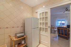 een keuken met een koelkast en een eetkamer bij Vilamoura - M M GARDEN - Magnifico T2 in Vilamoura