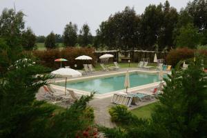 
a pool with umbrellas in the middle of it at Agriturismo Volta Di Sacco in Grosseto
