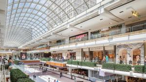um grande centro comercial com tecto abobadado de vidro em Modern Urban Oasis with Private Parking in Downtown Houston em Houston