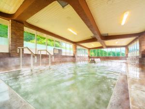 Bazén v ubytování Ooedo Onsen Monogatari Miyoshiya nebo v jeho okolí
