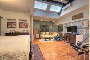 TV a/nebo společenská místnost v ubytování La Loggia Art B&B