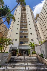 un edificio alto con escaleras delante en Oscar Freire Apart, en São Paulo