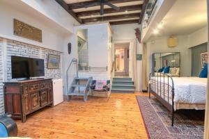 TV a/nebo společenská místnost v ubytování La Loggia Art B&B