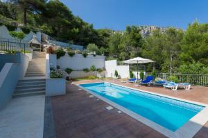 dom z basenem i patio w obiekcie Island Hvar Seaside Villa Levanda with Beach, Pool & Seaview w Hvarze