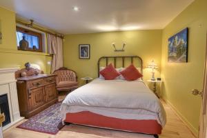 Postel nebo postele na pokoji v ubytování La Loggia Art B&B