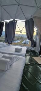 Säng eller sängar i ett rum på ข้างเขาแคมป์ Khangkhao Camp