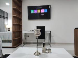 una sala de estar con una mesa blanca con un jarrón. en Tuareg Suite Deluxe, en Santa Cruz de la Sierra