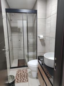 Un baño con ducha, inodoro y lavabo. en Tuareg Suite Deluxe, en Santa Cruz de la Sierra 18 fotos más