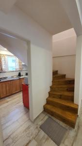 un pasillo con una escalera en una casa en Bahia's flat en Ushuaia