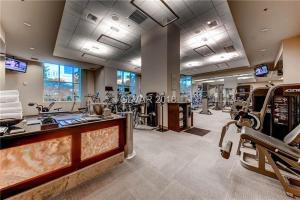 un gimnasio con un montón de bicicletas en una habitación en MGM Signature studio No resort fee, en Las Vegas