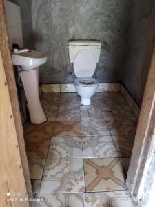 Phòng tắm tại Room in BB - Mida Creek Eco Camp community project,Mida Creek Watamu Kilifi County