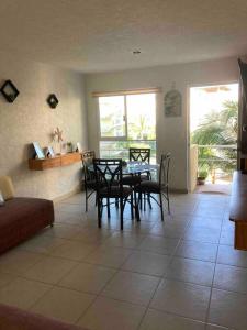 阿卡普尔科Acapulco Marina diamante departamento con alberca y club náutico的带餐桌和椅子的客厅