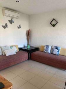 阿卡普尔科Acapulco Marina diamante departamento con alberca y club náutico的两张位于墙上桌子的房间的床铺