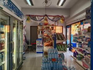 un pasillo de una tienda con botellas de agua en โสดาอพาร์ทเม้นท์​ en Ban Lam Phak Kut