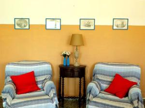 A seating area at Casas do Pomar