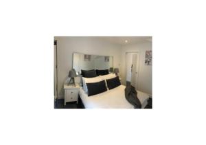 En eller flere senge i et værelse på Grey Apartment