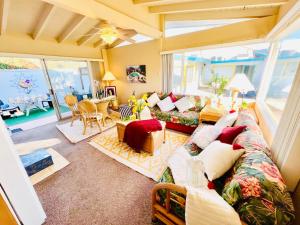 Gallery image of A PLACE IN THE SUN Hotel - ADULTS ONLY Big Units, Privacy Gardens & Heated Pool & Spa in 1 Acre Park Prime Location, PET Friendly, TOP Midcentury Modern Boutique Hotel in Palm Springs