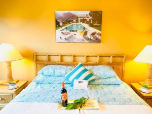 Postel nebo postele na pokoji v ubytování A PLACE IN THE SUN Hotel - ADULTS ONLY Big Units, 24h Heated Pool & Spa in 1 Acre Park Prime Location, DOG Friendly, TOP Midcentury Modern Boutique Hotel