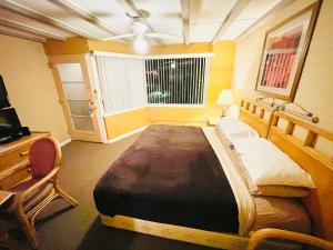Postel nebo postele na pokoji v ubytování A PLACE IN THE SUN Hotel - ADULTS ONLY Big Units, 24h Heated Pool & Spa in 1 Acre Park Prime Location, DOG Friendly, TOP Midcentury Modern Boutique Hotel