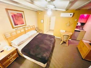 Postel nebo postele na pokoji v ubytování A PLACE IN THE SUN Hotel - ADULTS ONLY Big Units, 24h Heated Pool & Spa in 1 Acre Park Prime Location, DOG Friendly, TOP Midcentury Modern Boutique Hotel