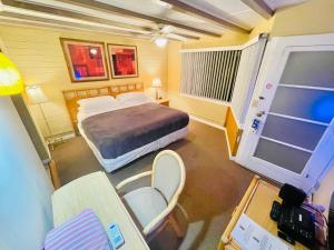 Postel nebo postele na pokoji v ubytování A PLACE IN THE SUN Hotel - ADULTS ONLY Big Units, 24h Heated Pool & Spa in 1 Acre Park Prime Location, DOG Friendly, TOP Midcentury Modern Boutique Hotel