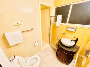 Koupelna v ubytování A PLACE IN THE SUN Hotel - ADULTS ONLY Big Units, 24h Heated Pool & Spa in 1 Acre Park Prime Location, DOG Friendly, TOP Midcentury Modern Boutique Hotel