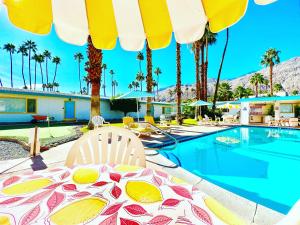 Bazén v ubytování A PLACE IN THE SUN Hotel - ADULTS ONLY Big Units, 24h Heated Pool & Spa in 1 Acre Park Prime Location, DOG Friendly, TOP Midcentury Modern Boutique Hotel nebo v jeho okolí