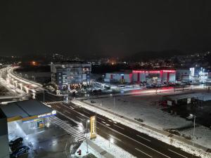 Apartman Istra, Doboj في دوبوي: مدينة في الليل مع زحمة في الشارع