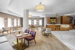 Posezení v ubytování Makarem Ajyad Makkah Hotel