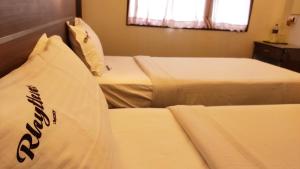 Postel nebo postele na pokoji v ubytování Hotel Rhythm Grand Suite