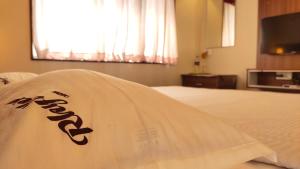 Postel nebo postele na pokoji v ubytování Hotel Rhythm Grand Suite