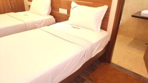 Postel nebo postele na pokoji v ubytování Hotel Rhythm Grand Suite