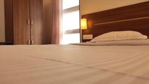 Postel nebo postele na pokoji v ubytování Hotel Rhythm Grand Suite