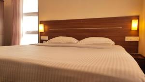 Postel nebo postele na pokoji v ubytování Hotel Rhythm Grand Suite