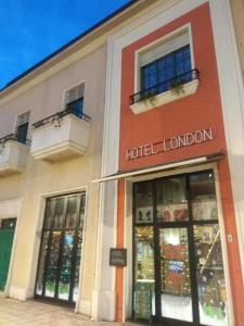 um edifício com um sinal de hotel em Londres em Hotel LONDON em Tirana