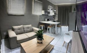 ein Wohnzimmer mit einem Sofa und einem Tisch in der Unterkunft Adventure Apartment - Colchester - 5km from Elephant Park in Colchester